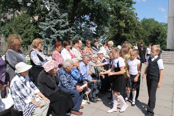 поздравление ветеранов школьниками